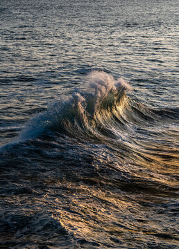 olas del oc&eacute;ano rompiendo y salpicando