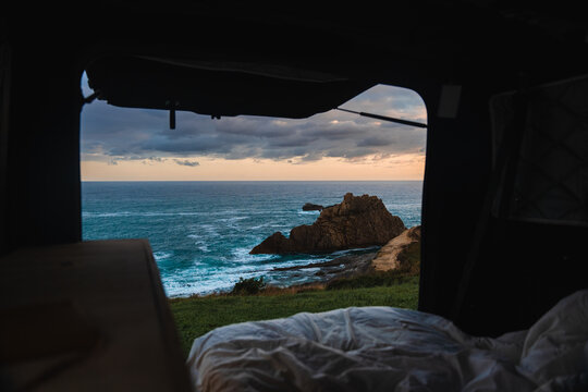 Vistas al mar desde el interior de una furgoneta camper con una cama, Liencres, Cantabria