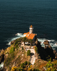 Faro sobre rocas en la costa de Cudillero, Asturias