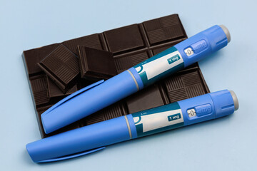  Insulin injection pen and dark chocolate for diabetics and weight loss.