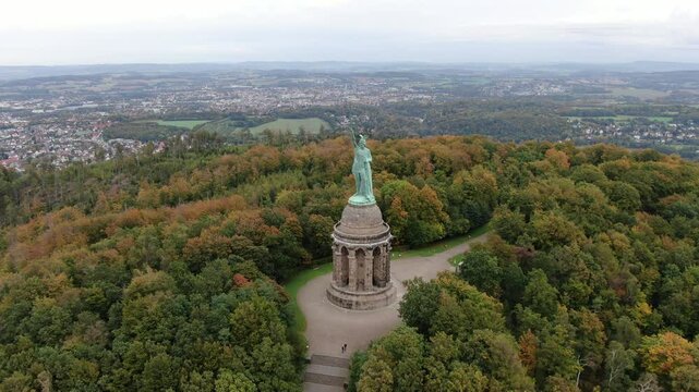 Hermannsdenkmal im Teutoburger Wald &ndash; Luftaufnahme des historischen Wahrzeichens bei Detmold, umgeben von malerischer Natur und dichten W&auml;ldern