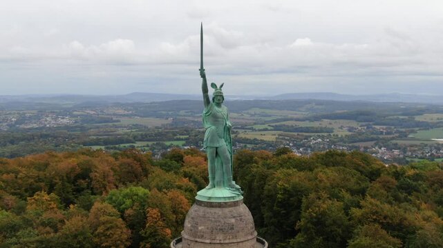Hermannsdenkmal im Teutoburger Wald &ndash; Luftaufnahme des historischen Wahrzeichens bei Detmold, umgeben von malerischer Natur und dichten W&auml;ldern