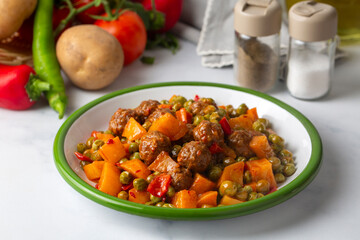 A type of meatball made from traditional Turkish cuisine with potatoes, peas, carrots and minced meat. Turkish name; Cıftlık kofte