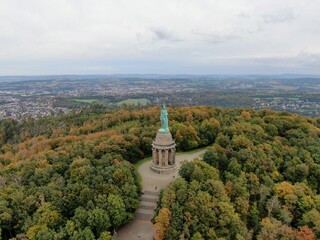 Hermannsdenkmal im Teutoburger Wald – Luftaufnahme des historischen Wahrzeichens bei Detmold, umgeben von malerischer Natur und dichten Wäldern