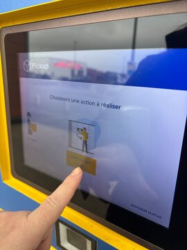 relais pick-up la poste pour retrait de colis automatique en ext&eacute;rieur