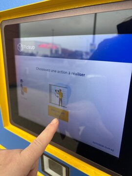 relais pick-up la poste pour retrait de colis automatique en ext&eacute;rieur