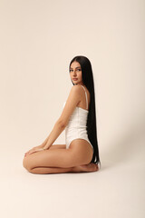 Naklejka premium Vertical headshot of beautiful young woman with slim body shape looking at the camera. 