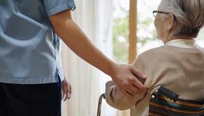 高齢者をやさしく介護する介護士