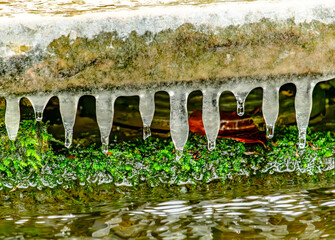 Eiszapfen an einem Teich