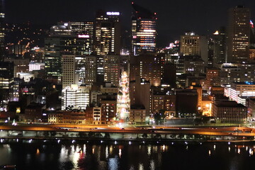 Fototapeta premium Birds eye view of the city skyline of downtown Pittsburgh, Pennsylvania at night.
