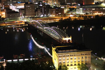 Obraz premium Birds eye view of the city skyline of downtown Pittsburgh, Pennsylvania at night.
