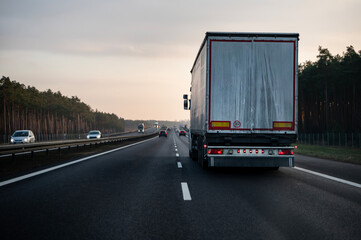 Road transport.  © Tomasz Warszewski