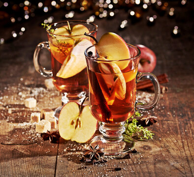 Drink jabłkowy z przyprawami na drewnianym stole