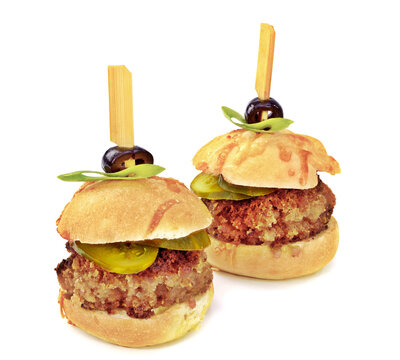 Mini burgery z og&oacute;rkami kiszonymi i oliwką