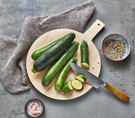 Mini cukinie na desce do krojenia © Jolaya