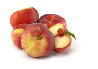 Soczyste brzoskwinie leżące na białym tle © Jolaya