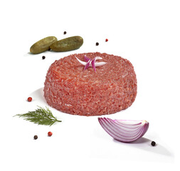 Tatar surowe mięso mielone na białym tle z dodatkami © Jolaya
