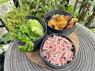Fish fried with fish sauce and vegetables and brown rice