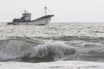 波と漁船