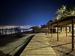 Obraz premium Well-equipped city beach on the Eilat embankment