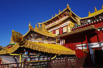 Obraz premium Zongsanlin temple or The Ganden Sumtsenling Monastery (also known as Sungtseling and Guihuasi) the largest Tibetan Buddhist monastery in Shangri-La Yunnan PRC and known as the Little Potala Palace