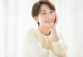 ミドル世代のアジア人女性のビューティーポートレート。