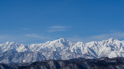 Obraz premium 快晴の空と冠雪の北アルプス 長野県白馬村