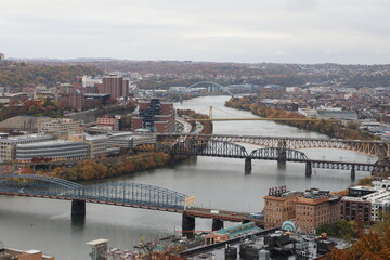 Obraz premium High level view of the city skyline from the river in downtown Pittsburgh, Pennsylvania during twilight.