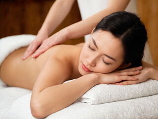 Obraz premium A serene spa setting featuring professional massage therapy, offering relaxation and rejuvenation for body and mind. Perfect for stress relief and wellness indulgence.
