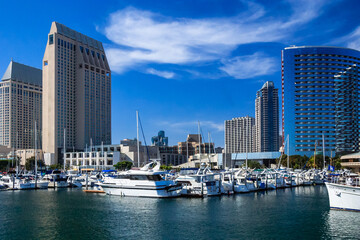 Obraz premium A city with a marina full of boats