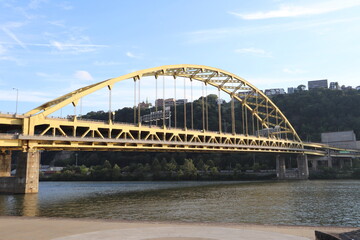 Obraz premium Colorful bridges over the river in downtown Pittsburgh, Pennsylvania