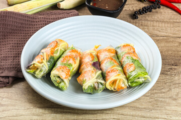 Vietnamese spring roll with prawn and mango