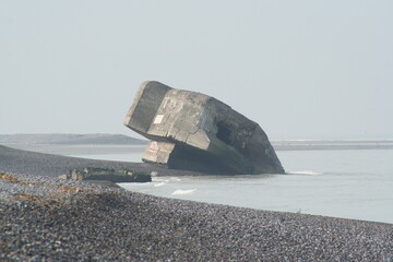 Casemate R612 Abandoned bunker on a beach in the Bay of Somme - Casemate R612 Bunker abandonné sur une plage de la baie de somme