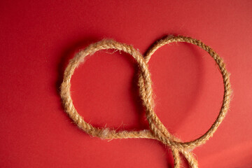 赤背景に結んであるロープ