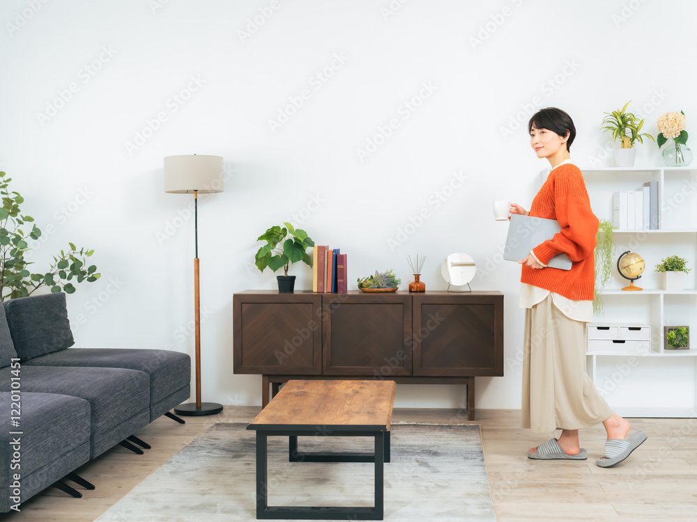 Fototapete 女性、日本人、ライフスタイル、リビングルーム、リラックス、暮らし、住宅、インテリア、全身、ワークライフバランス、ノートパソコン、ノマド、SOHO、カジュアル、オフィス、ビジネス、コーヒー、歩く、家具、コピースペース、ミドル、ミドルエイジ、中高年、30代、40代、主婦、フリーランス、おしゃれ、ファッション、アパレル、室内、明るい、爽やか、モダン、副業、資格、勉強、移動、広い、広告、丁寧な暮らし、整理