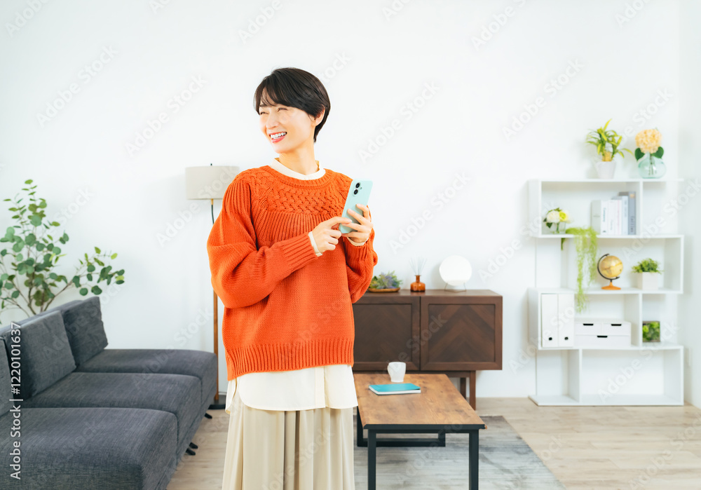 Poster スマホ、スマートフォン、女性、日本人、ミドルエイジ、ミドル、リビングルーム、おしゃれ、アプリ、SNS、インテリア、カジュアル、主婦、フリーランス、笑顔、リラックス、シンプル、インターネット、オンライン、web、中高年、ファッション、アパレル、通販、暮らし、住宅、住まい、コピースペース、ライフスタイル、フリマ、メール、ソーシャルメディア、検索、ポイント、キャンペーン、クーポン、ポイ活、くつろぐ、明る