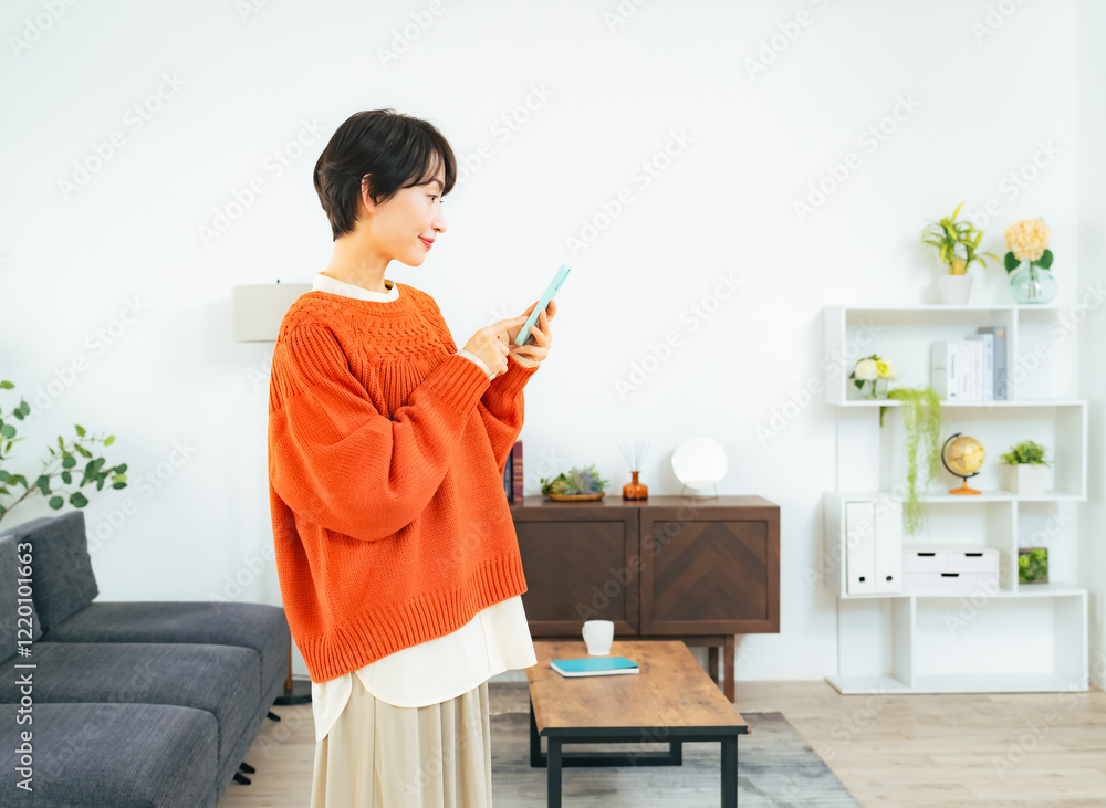 Poster スマホ、スマートフォン、アプリ、女性、日本人、SNS、メール、通販、リビングルーム、ファッション、おしゃれ、カジュアル、ミドル、ミドルエイジ、操作、タッチ、インテリア、主婦、フリーランス、笑顔、リラックス、シンプル、インターネット、オンライン、web、中高年、アパレル、暮らし、住宅、住まい、コピースペース、ライフスタイル、フリマ、ソーシャルメディア、検索、ポイント、キャンペーン、クーポン、ポイ活、