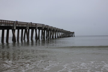Obraz premium Ocean front with a sandbar and a fishing pier at Jacksonville Beach, Florida. 
