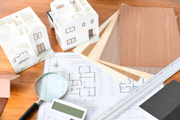 机に置かれた住宅・不動産模型のイメージ