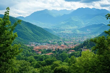Naklejka premium Scenic Cityscape Framed by Lush Green Mountains