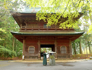 比叡延暦寺文殊楼にたたずむ女性