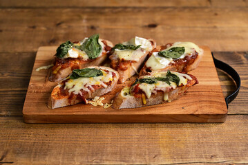 トマトソースバケットピザ