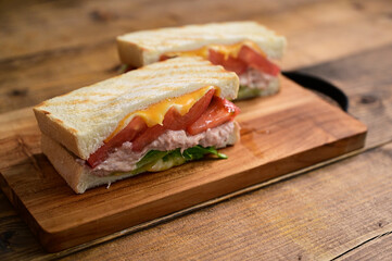 \トマトとレタスのツナチーズサンド