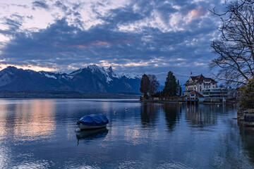 Obraz premium Sunset with dramatic cloud sky over the on Swiss Lake Thun.