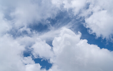 見上げると綺麗な青い空
