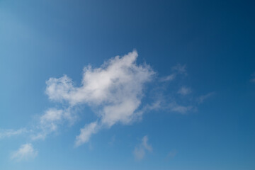 見上げると綺麗な青い空