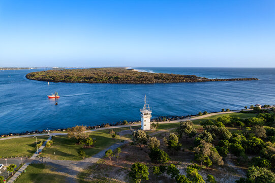The Spit is a 5km long, relatively undeveloped, sandy isthmus starting at Main Beach and finishing at the seaway where Broadwater meets the Pacific Ocean.