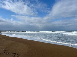 青い空と白い波が美しい海岸の風景
