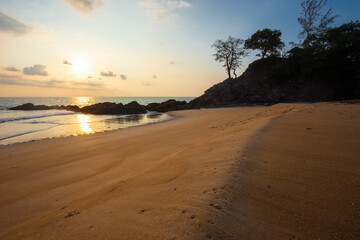 Koh Phra Thong is located in Kura Buri, Phang Nga. It covers an area of ​​102 sq. km.,the largest island in Phang Nga Province. It has a wide beach, beautiful sea with gentle waves, and savannah field