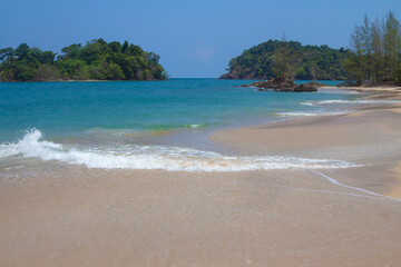 Koh Phra Thong is located in Kura Buri, Phang Nga. It covers an area of ​​102 sq. km.,the largest island in Phang Nga Province. It has a wide beach, beautiful sea with gentle waves, and savannah field